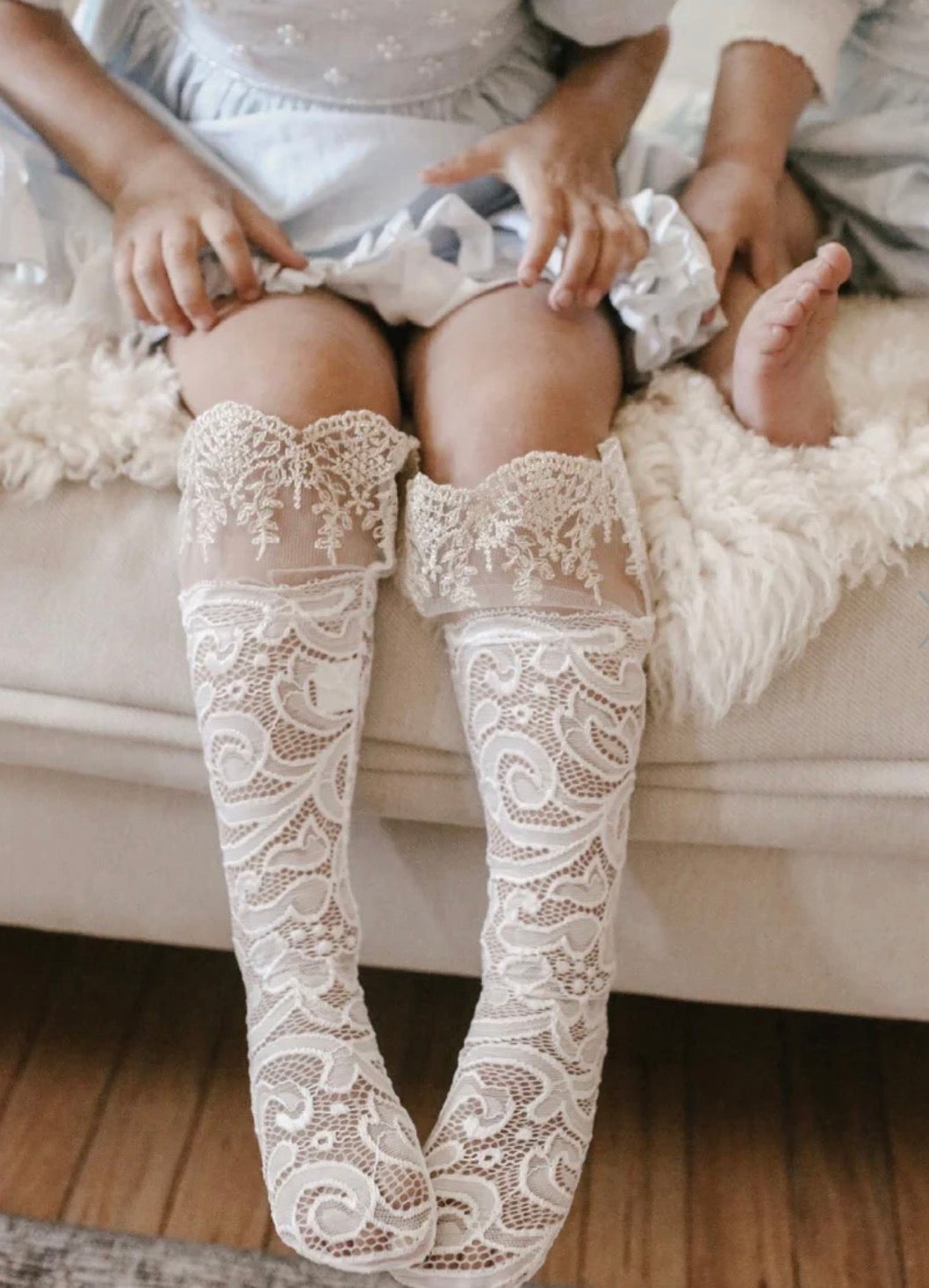 Lace gold white soaks ( delivery 4 days )